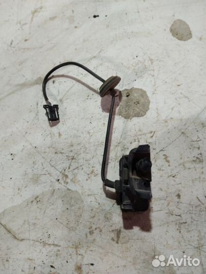 Активатор лючка бензобака Volkswagen Golf 5G1 cjza