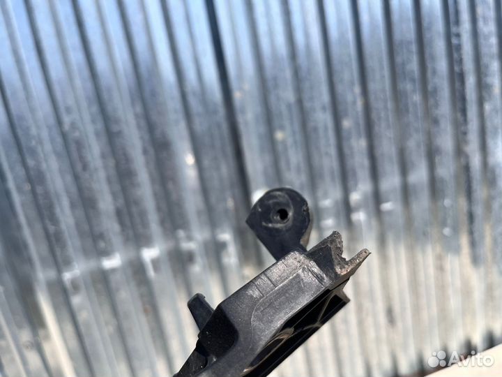 Mercedes W205 14- Кронштейн радиатора 2639