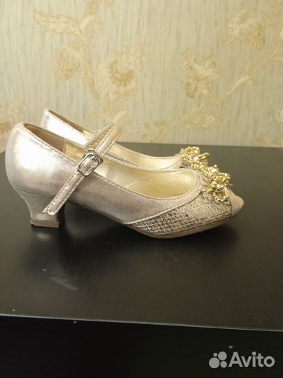 Туфли для девочки 33 размер золотистого цвета