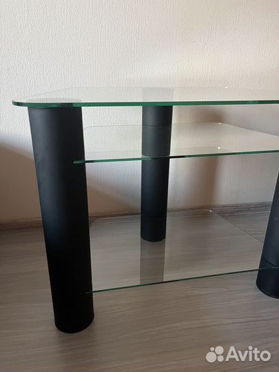 Стеклянная тумба под технику