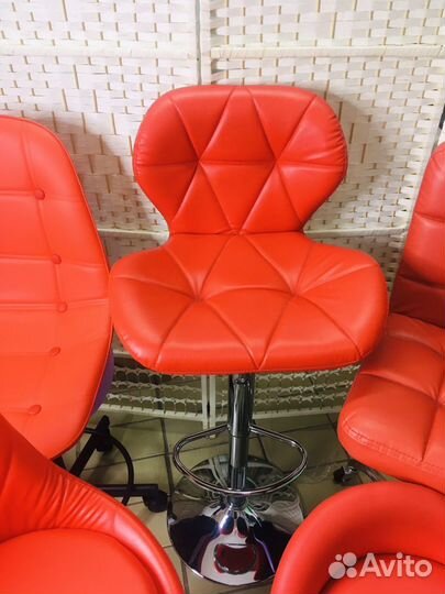 Стул для мастера педикюра
