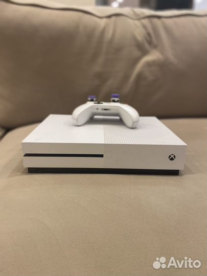 Xbox one s 1tb 2 геймпада