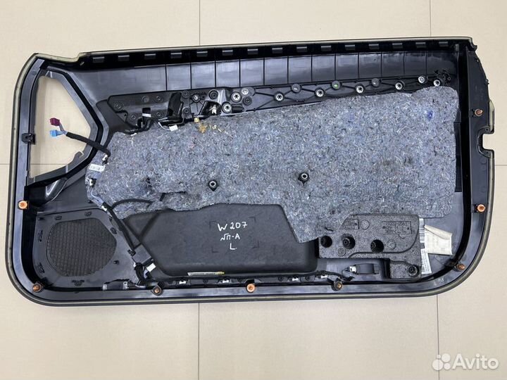 Обшивка двери Mercedes E-Class W207