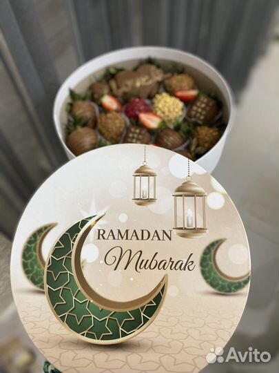 Клубника в шоколаде банан, финики