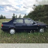 Volkswagen Vento 1.8 MT, 1992, битый, 300 000 км, с пробегом, цена 100 000 руб.