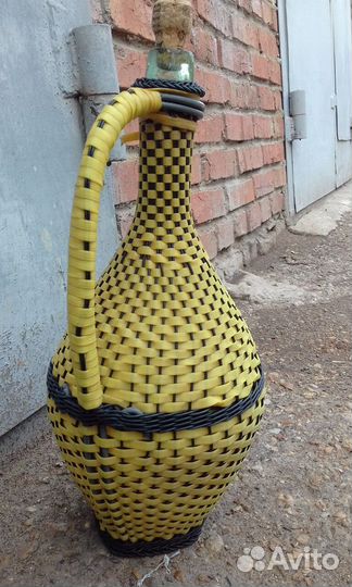 Бутыль стеклянная в оплётке. Вместимость 3,450л