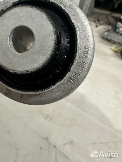 Кулак поворотный левый Audi A8 D5 2020 4M0407695C