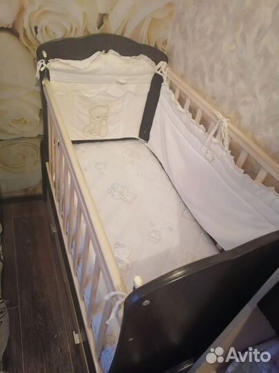 Кроватка для новорожденных с маятником