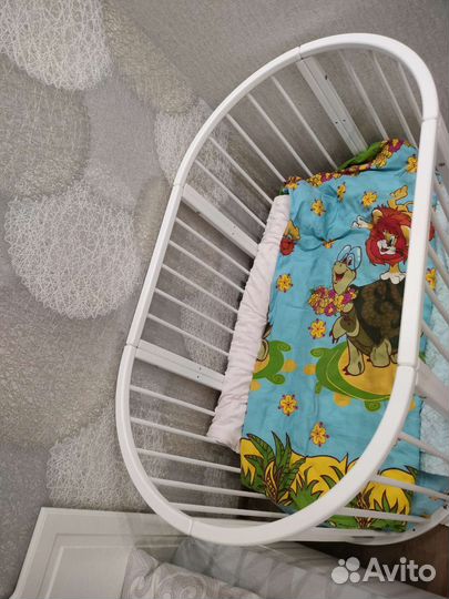 Детская кроватка с маятником