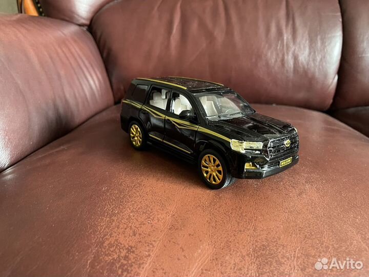 Масштабная можель Toyota Land Cruiser 200