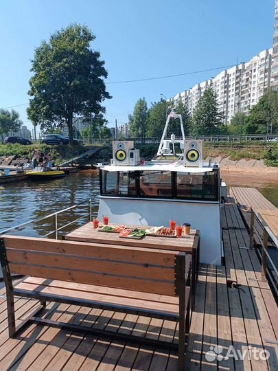 Аренда катера с капитаном, прогулки по Неве
