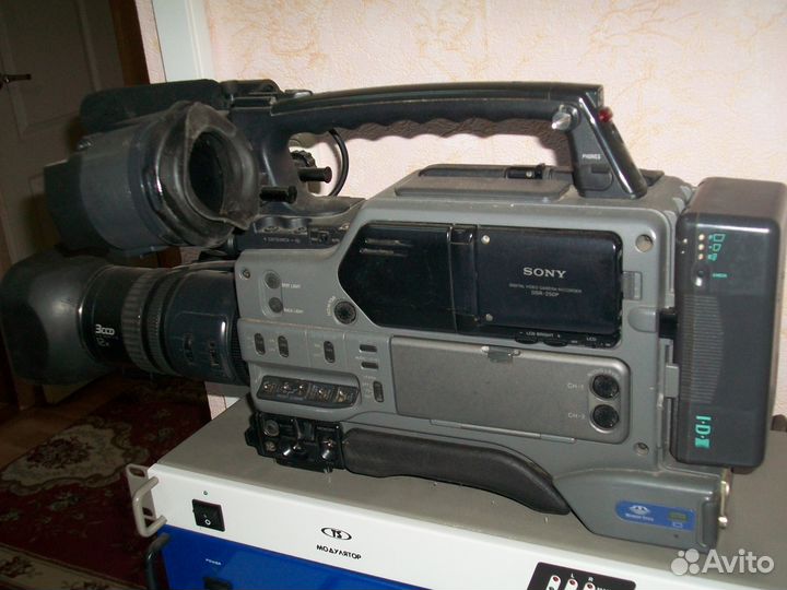 Продам профессиональную видеокамеру sony DSR-250