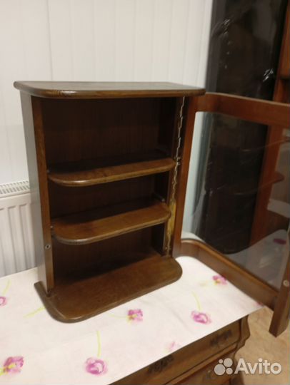 Витрина настенная