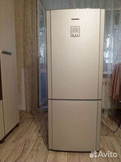 Холодильник бу Samsung, высота 1,4 метра, рабочий