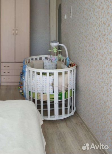 Детская кроватка с маятником