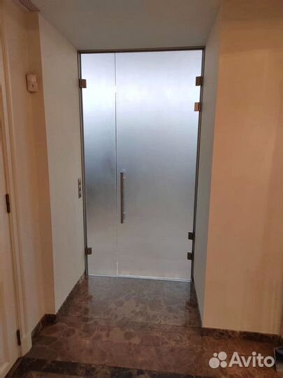 Стеклянная дверь по индивидуальным размерам