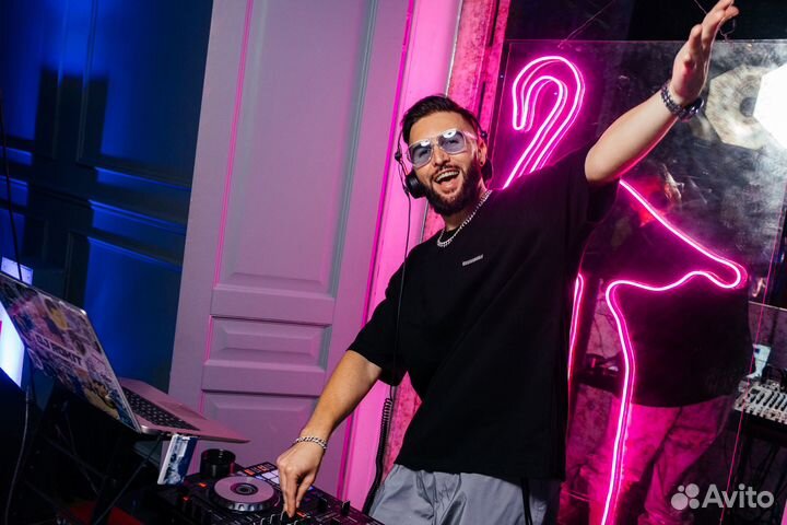 Диджей с аппаратурой dj ди джей ди-джей