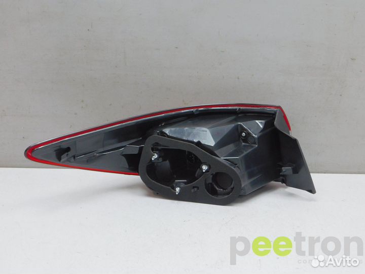 Б/У Фонарь задний наружный правый новая GHK151150A