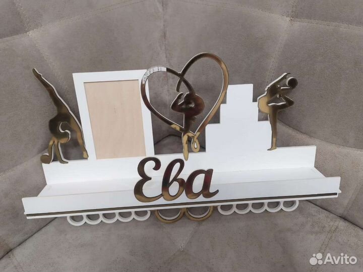 Медальница с полкой