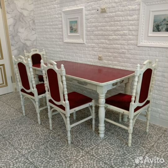 Стол со стульями