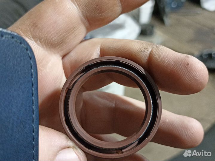 Сальник коленвала MD377999