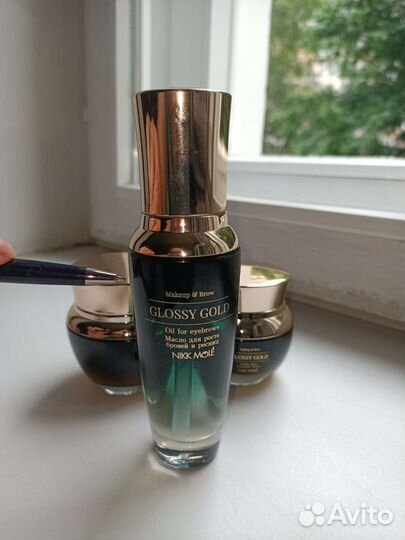 Nikk Mole glossy gold