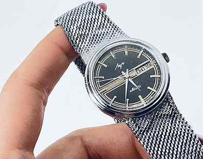 Часы СССР Луч Кварцевые с фасонным браслетом