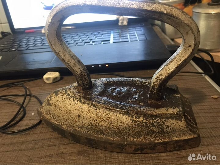 Чугунный утюг