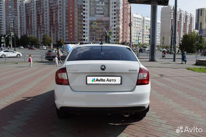 Skoda Rapid 1.6 МТ, 2018, битый, 120 900 км