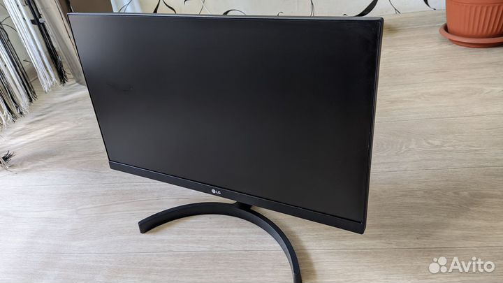 Монитор LG 22mk600m царапина