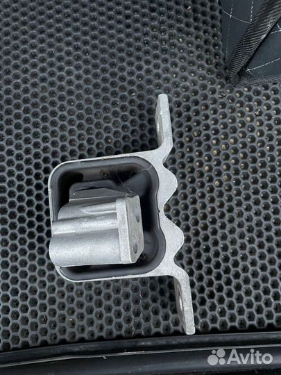 Правая подушка двигателя Веста