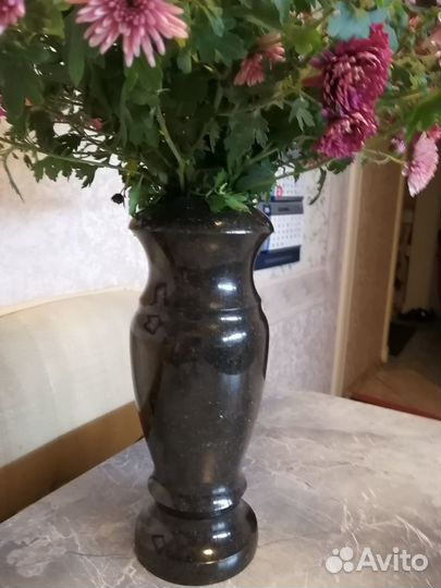 Ваза- карельский гранит к памятнику