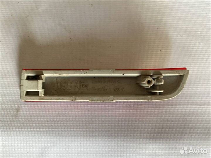 Отражатель в бампер задний левый Toyota Avensis