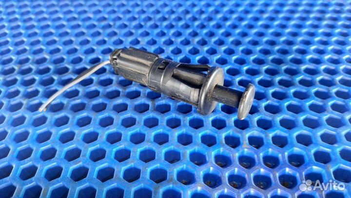 Концевик крышки багажника Renault Logan 1