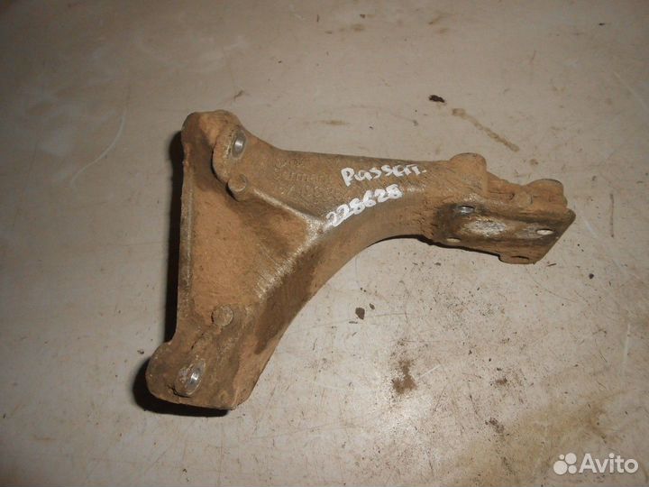 Кронштейн двигателя правый (Volkswagen Passat)