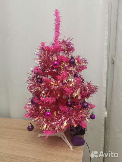 Розовая новогодняя ёлка с украшениями