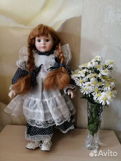 Кукла фарфоровая