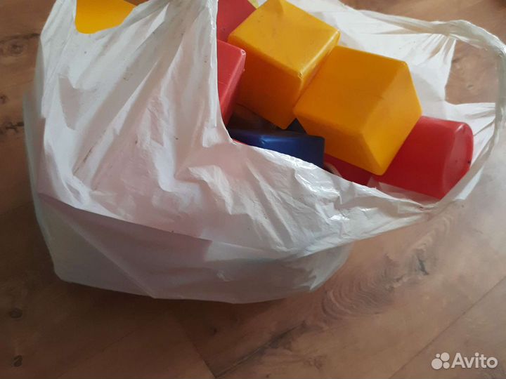 Развивающие игрушки: кубики и лего