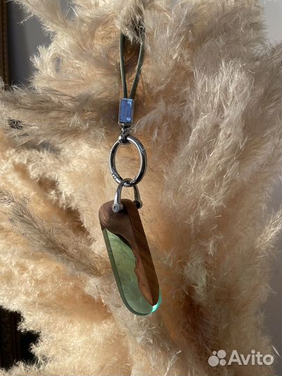 Брелок ручной работы из эпоксидной смолы