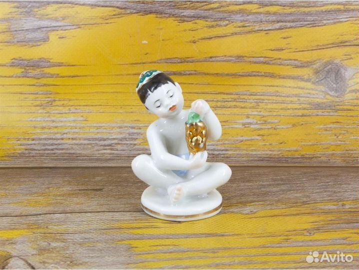 Статуэтка фарфоровая (Мальчик узбек с виноградом)