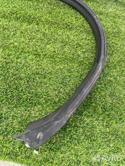 Уплотнитель стекла двери передний правый Ford