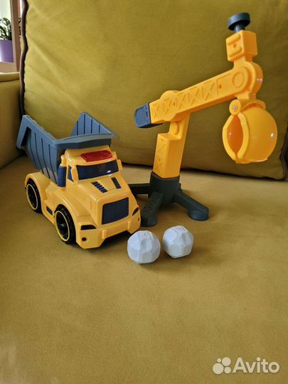 Самосвал и кран