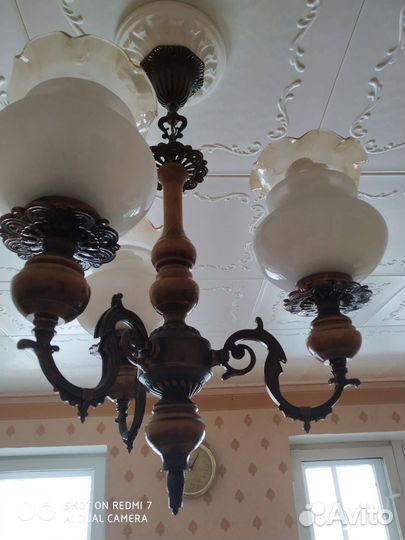 Комплектом люстра + бра
