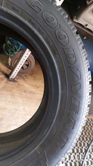 Goodyear UltraGrip 500 255/60 R18 112T