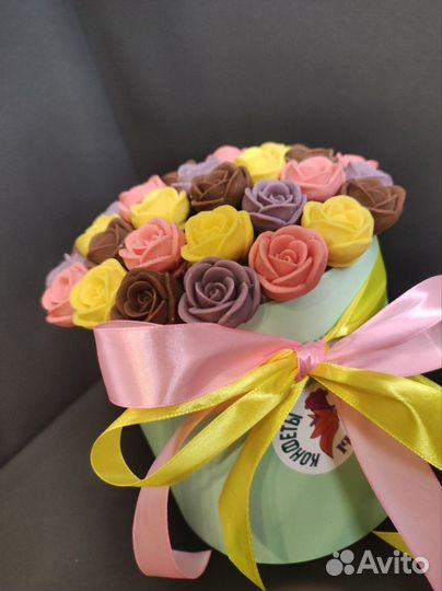 Розы из Белого и Молочного Шоколада - 37 шт