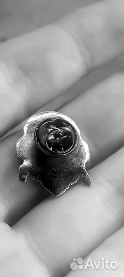 Значок обезьяна посеребренный