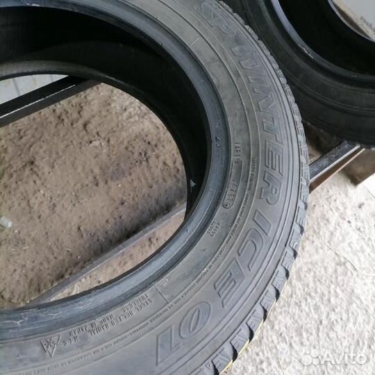 Dunlop SP Winter Ice 01 215/60 R16