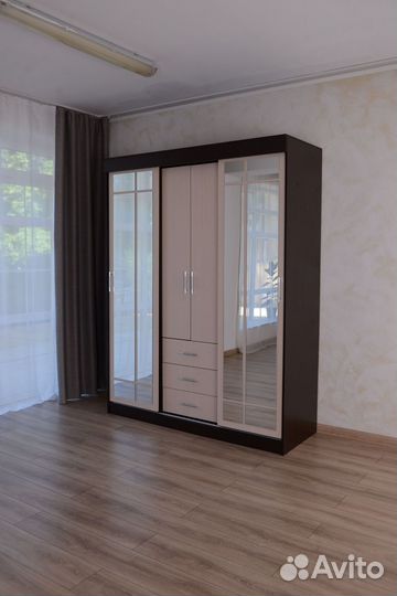 Шкаф распашной бежевый