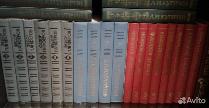 Очень много книг. Более 200. есть Список