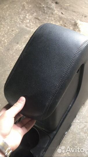 Подлокотник кожанный
